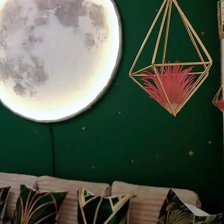 Celestial Near Downtown & The * Chalkís