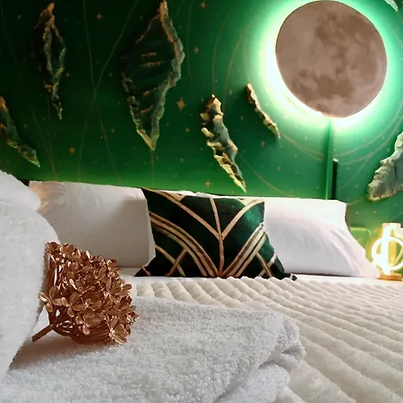 Celestial Near Downtown & The Apartment Chalkida